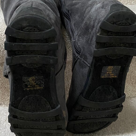 Maurices Wmn's Boots Size 6.5 Gray /Faux Suede Leather Flat Waffle Sole Zip Side - Picture 5 of 8